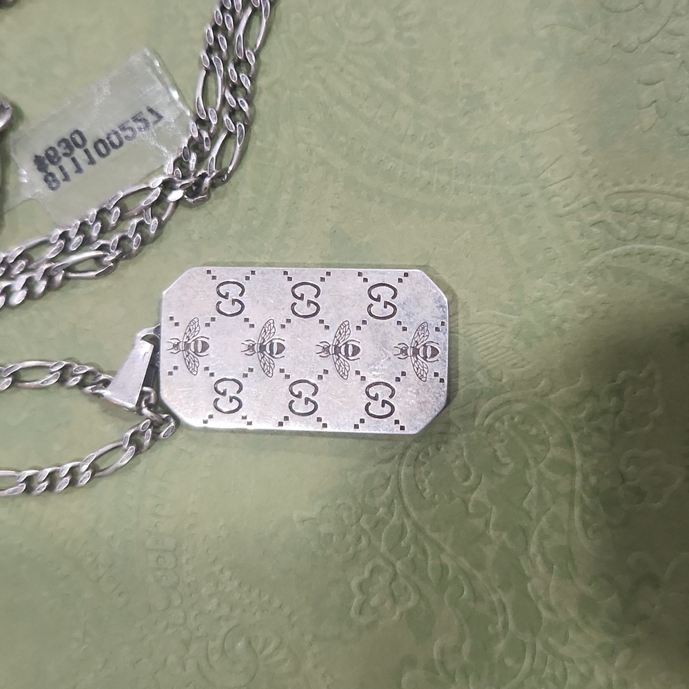 NWT Unisex Silver G Signature Bee necklace - Picture 2 of 4